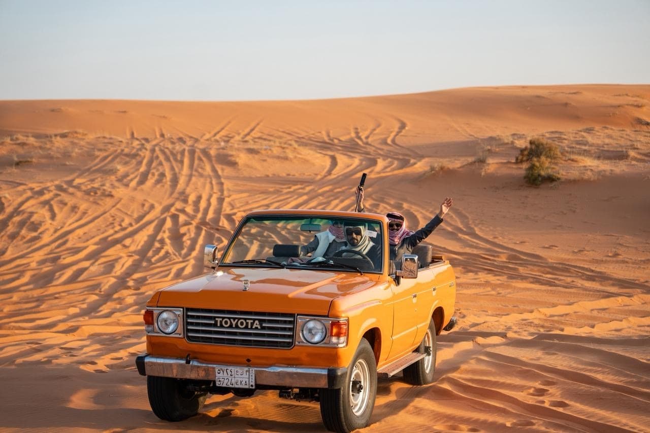 Excursión en coche clásico por el desierto de Hail.