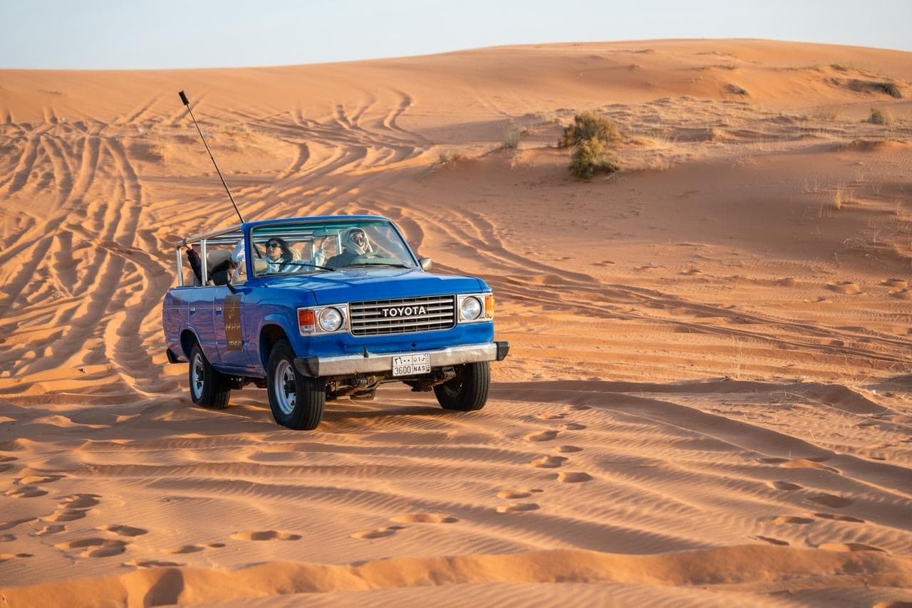 Excursión en coche clásico por el desierto de Hail.