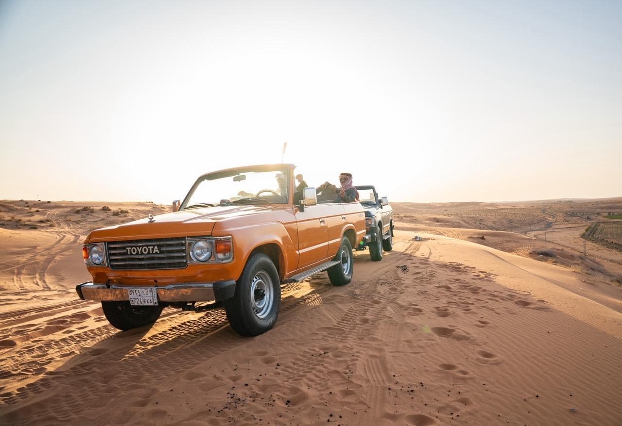 Excursión en coche clásico por el desierto de Hail.