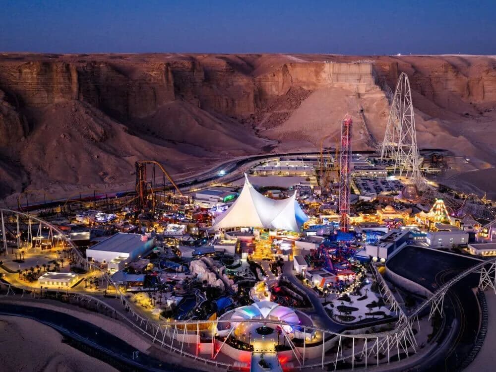 Estancia de 3 noches en un hotel de 5 estrellas con entradas para Six Flags para tres personas.