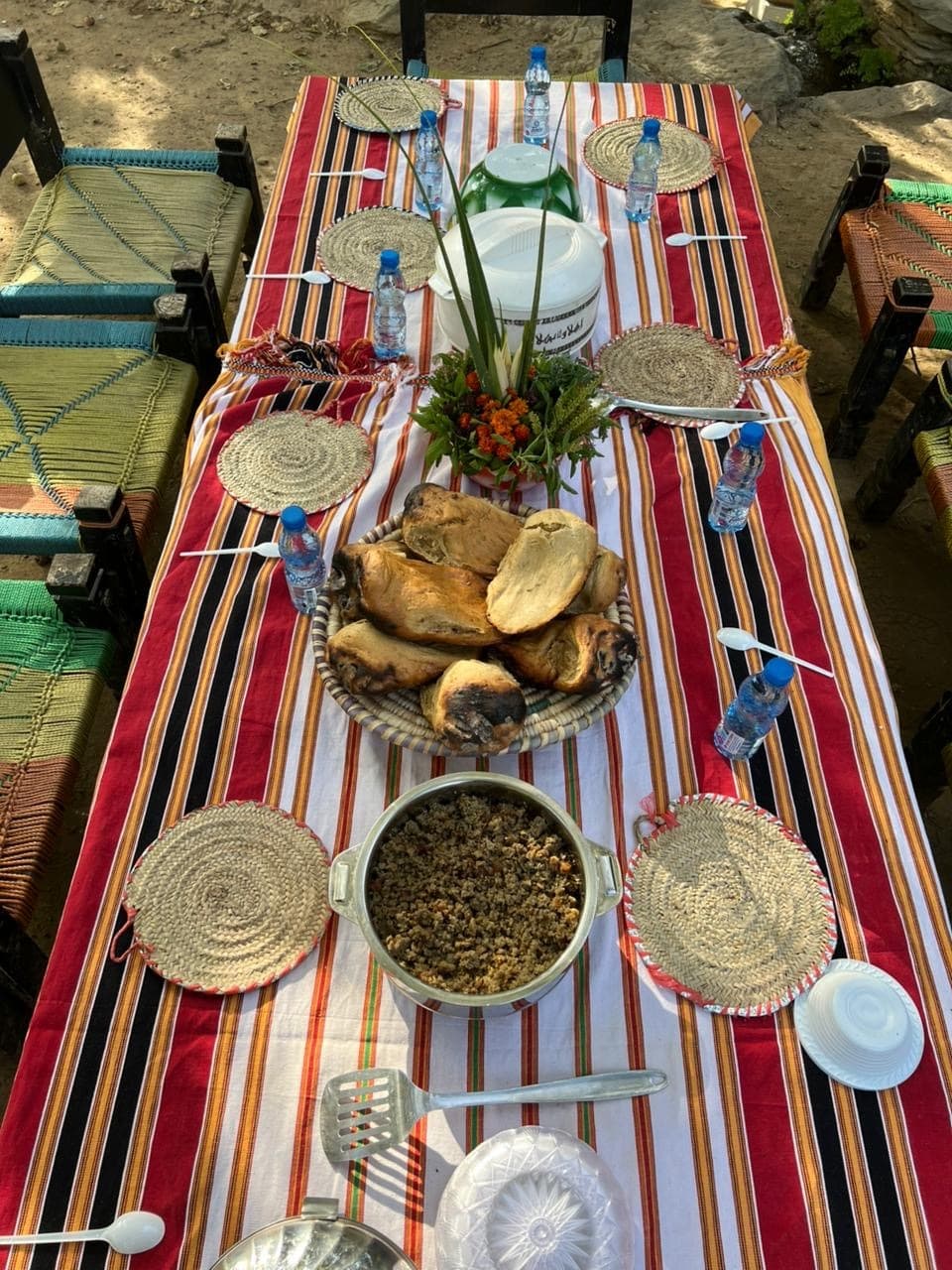 Desayuno o almuerzo en el pueblo de Dhi Ain.